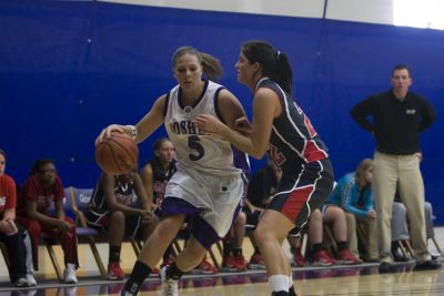 Basketball player drives with the ball