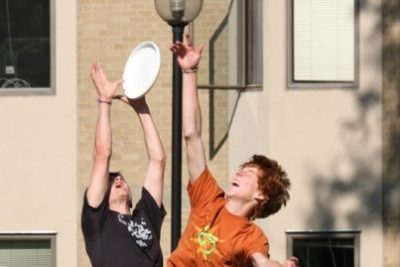 Ultimate frisbee in action