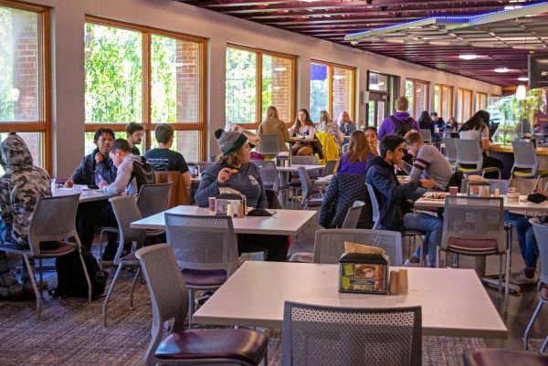 Students eating in Westlawn